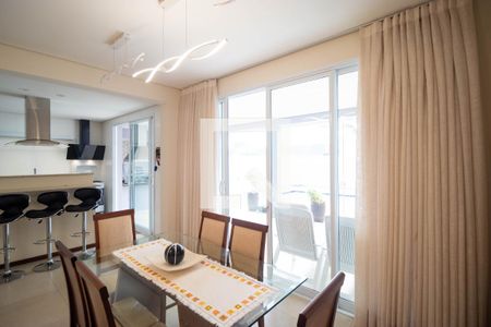 Casa de condomínio à venda com 215m², 3 quartos e 4 vagasSala