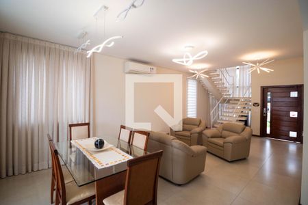 Casa de condomínio à venda com 215m², 3 quartos e 4 vagasSala