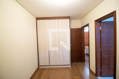 Casa de condomínio à venda com 215m², 3 quartos e 4 vagasSuíte 02