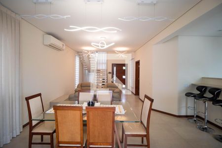 Casa de condomínio à venda com 215m², 3 quartos e 4 vagasSala