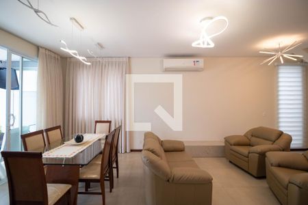 Casa de condomínio à venda com 215m², 3 quartos e 4 vagasSala