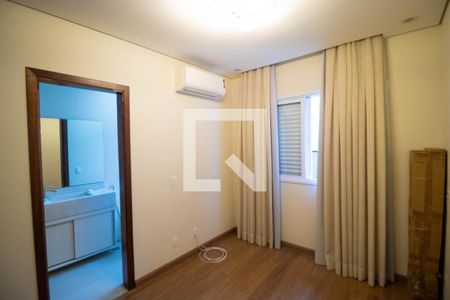 Casa de condomínio à venda com 215m², 3 quartos e 4 vagasSuíte 02