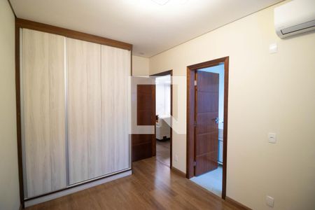 Casa de condomínio à venda com 215m², 3 quartos e 4 vagasSuíte 02