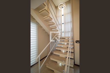 Casa de condomínio à venda com 215m², 3 quartos e 4 vagasEscada