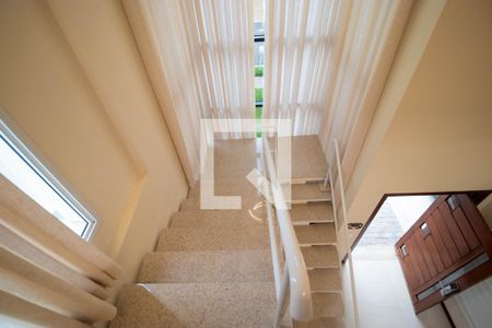 Casa de condomínio à venda com 215m², 3 quartos e 4 vagasEscada