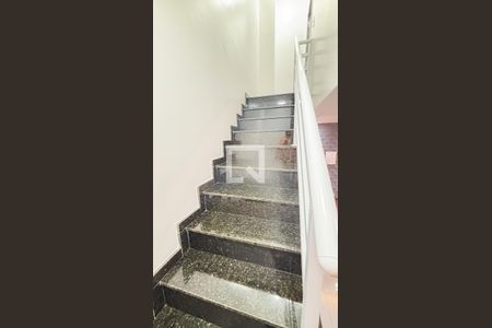 Apartamento à venda com 110m², 2 quartos e 2 vagasEscada