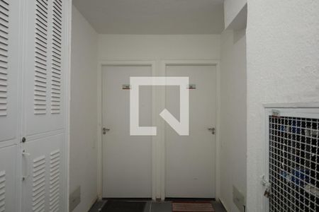 Apartamento à venda com 43m², 2 quartos e sem vagaÁrea comum - Saguão do andar - Porta do apartamento