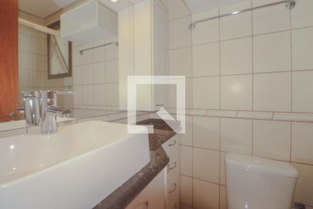 Banheiro de apartamento à venda com 1 quarto, 41m² em Passo da Areia, Porto Alegre