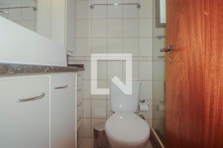 Banheiro de apartamento à venda com 1 quarto, 41m² em Passo da Areia, Porto Alegre
