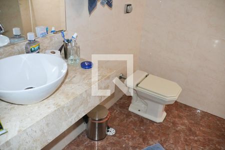 Casa à venda com 221m², 4 quartos e 4 vagasBanheiro