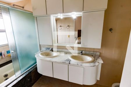 Apartamento à venda com 198m², 4 quartos e 3 vagas Apartamento à venda com 198m², 4 quartos e 3 vagasBanheiro da Suíte 1