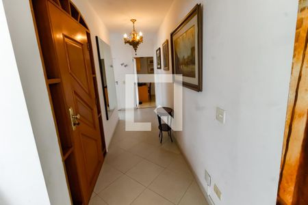 Apartamento à venda com 198m², 4 quartos e 3 vagas Apartamento à venda com 198m², 4 quartos e 3 vagasCorredor quartos