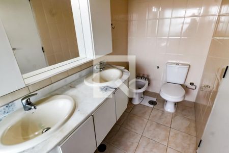 Apartamento à venda com 198m², 4 quartos e 3 vagas Apartamento à venda com 198m², 4 quartos e 3 vagasBanheiro da Suíte 1