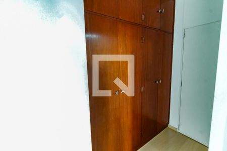Apartamento à venda com 198m², 4 quartos e 3 vagas Apartamento à venda com 198m², 4 quartos e 3 vagasArmários do corredor