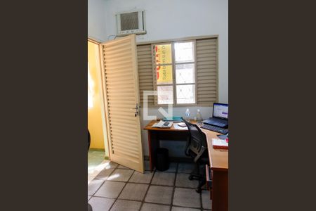 Casa à venda com 334m², 4 quartos e 4 vagas Casa à venda com 334m², 4 quartos e 4 vagasEscritório