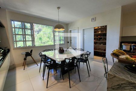 Casa à venda com 600m², 6 quartos e 3 vagas Casa à venda com 600m², 6 quartos e 3 vagasCozinha