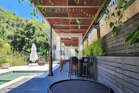 Casa à venda com 600m², 6 quartos e 3 vagas Casa à venda com 600m², 6 quartos e 3 vagasÁrea Externa