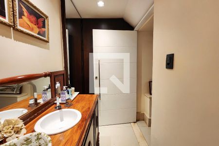 Casa à venda com 600m², 6 quartos e 3 vagas Casa à venda com 600m², 6 quartos e 3 vagasLavabo 1