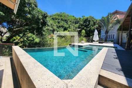 Casa à venda com 600m², 6 quartos e 3 vagas Casa à venda com 600m², 6 quartos e 3 vagasPiscina