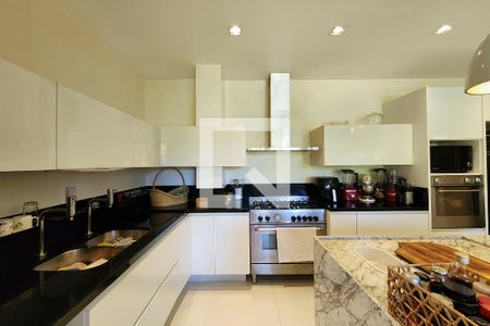 Casa à venda com 600m², 6 quartos e 3 vagas Casa à venda com 600m², 6 quartos e 3 vagasCozinha