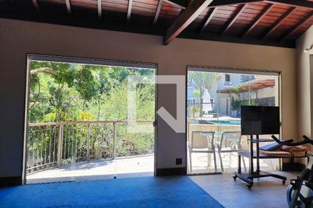 Casa à venda com 600m², 6 quartos e 3 vagas Casa à venda com 600m², 6 quartos e 3 vagasAcademia / Salão de Festas