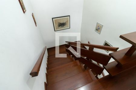 Casa para alugar com 400m², 5 quartos e 5 vagasHall dos Quartos - Escada