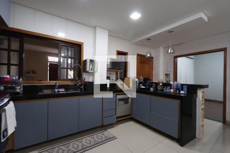 Casa à venda com 352m², 5 quartos e 2 vagasCozinha