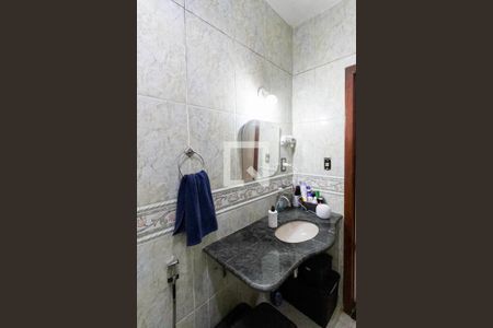 Casa à venda com 225m², 4 quartos e 4 vagasBanheiro social