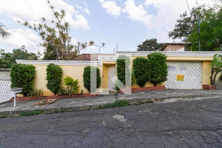 Casa à venda com 225m², 4 quartos e 4 vagasFachada