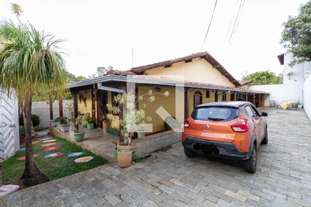 Casa à venda com 225m², 4 quartos e 4 vagasFachada