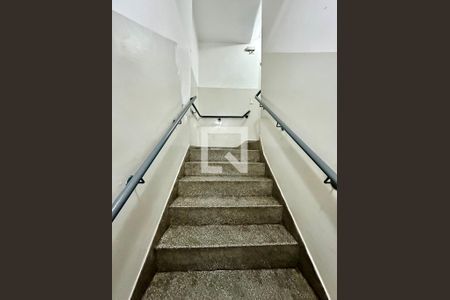 Apartamento para alugar com 70m², 2 quartos e 1 vagaArea Comum - Escada