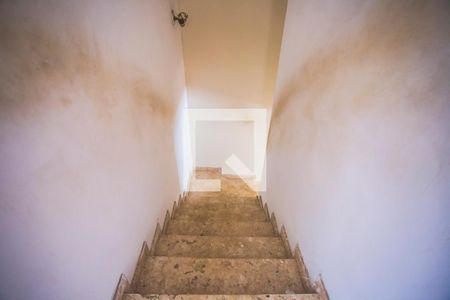 Casa para alugar com 201m², 4 quartos e 3 vagas Casa para alugar com 201m², 4 quartos e 3 vagasEscadas