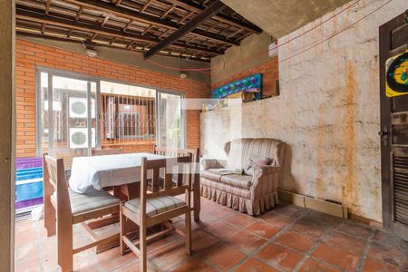 Casa à venda com 217m², 3 quartos e 5 vagas Casa à venda com 217m², 3 quartos e 5 vagasQuintal