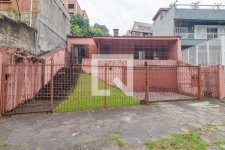 Casa à venda com 217m², 3 quartos e 5 vagas Casa à venda com 217m², 3 quartos e 5 vagasFachada