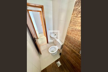 Banheiro de apartamento à venda com 2 quartos, 42m² em Frei Leopoldo, Belo Horizonte