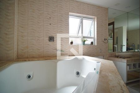 Casa à venda com 300m², 3 quartos e 4 vagasBanheiro Corredor 2