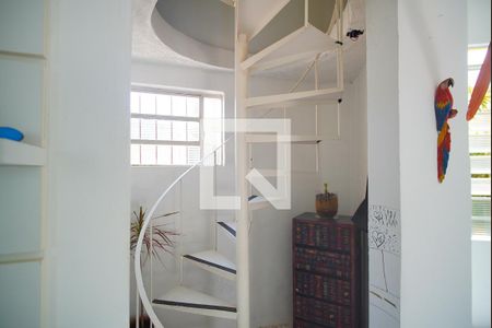 Casa à venda com 300m², 3 quartos e 4 vagasEscada - Acesso Segundo Piso