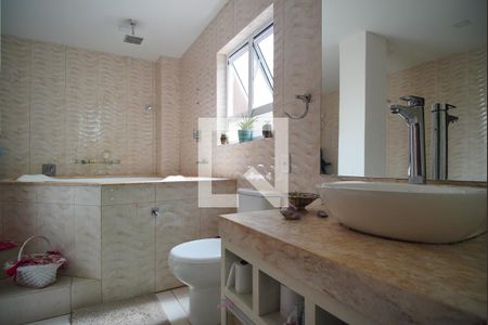 Casa à venda com 300m², 3 quartos e 4 vagasBanheiro Corredor 2