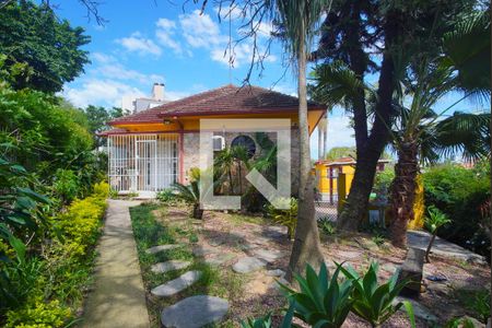 Casa à venda com 300m², 3 quartos e 4 vagasFachada e Jardim