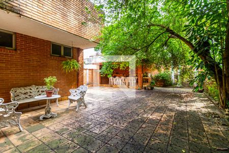 Casa para alugar com 385m², 4 quartos e 5 vagasQuintal