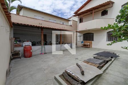 Casa à venda com 235m², 3 quartos e 4 vagas Casa à venda com 235m², 3 quartos e 4 vagasQuintal