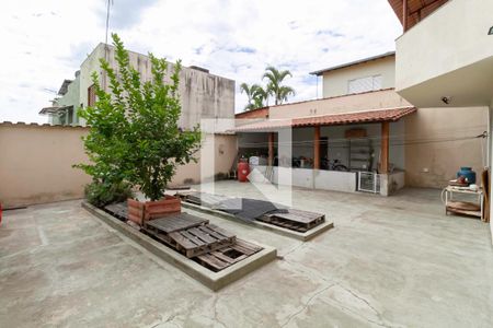 Casa à venda com 235m², 3 quartos e 4 vagas Casa à venda com 235m², 3 quartos e 4 vagasQuintal