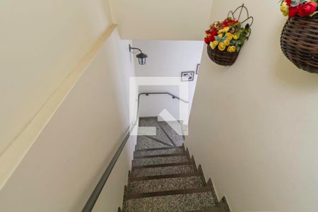 Casa à venda com 235m², 3 quartos e 4 vagas Casa à venda com 235m², 3 quartos e 4 vagasEscada