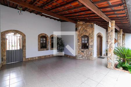 Casa à venda com 235m², 3 quartos e 4 vagas Casa à venda com 235m², 3 quartos e 4 vagasFachada