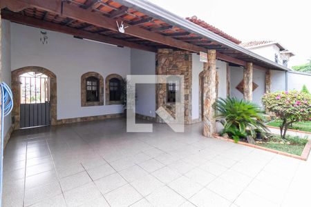 Casa à venda com 235m², 3 quartos e 4 vagas Casa à venda com 235m², 3 quartos e 4 vagasEntrada