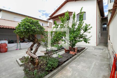 Casa à venda com 235m², 3 quartos e 4 vagas Casa à venda com 235m², 3 quartos e 4 vagasQuintal