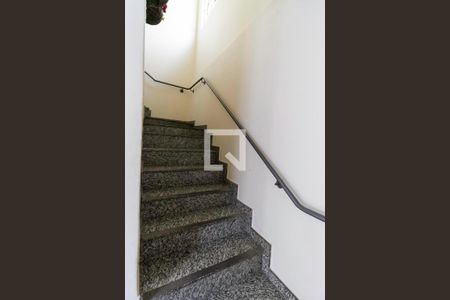 Casa à venda com 235m², 3 quartos e 4 vagas Casa à venda com 235m², 3 quartos e 4 vagasEscada