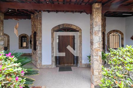 Casa à venda com 235m², 3 quartos e 4 vagas Casa à venda com 235m², 3 quartos e 4 vagasEntrada