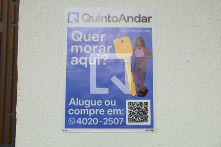 Apartamento à venda com 42m², 2 quartos e 1 vagaFachada do condomínio - Placa instalada no muro