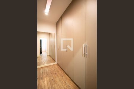 Casa de condomínio para alugar com 720m², 4 quartos e 15 vagasCloset da Suíte 1